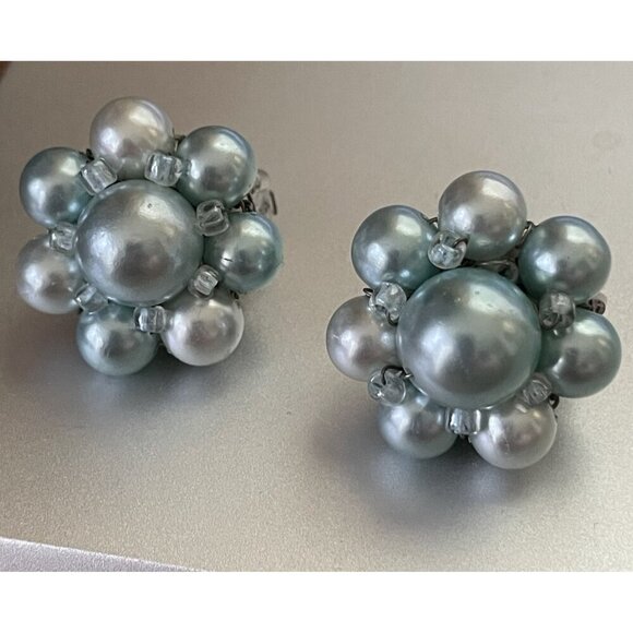 Vintage 1950s Icy Blue Faux Pearl Beaded Cluster Clip Earrings Mid Century Japan - Picture 5 of 12